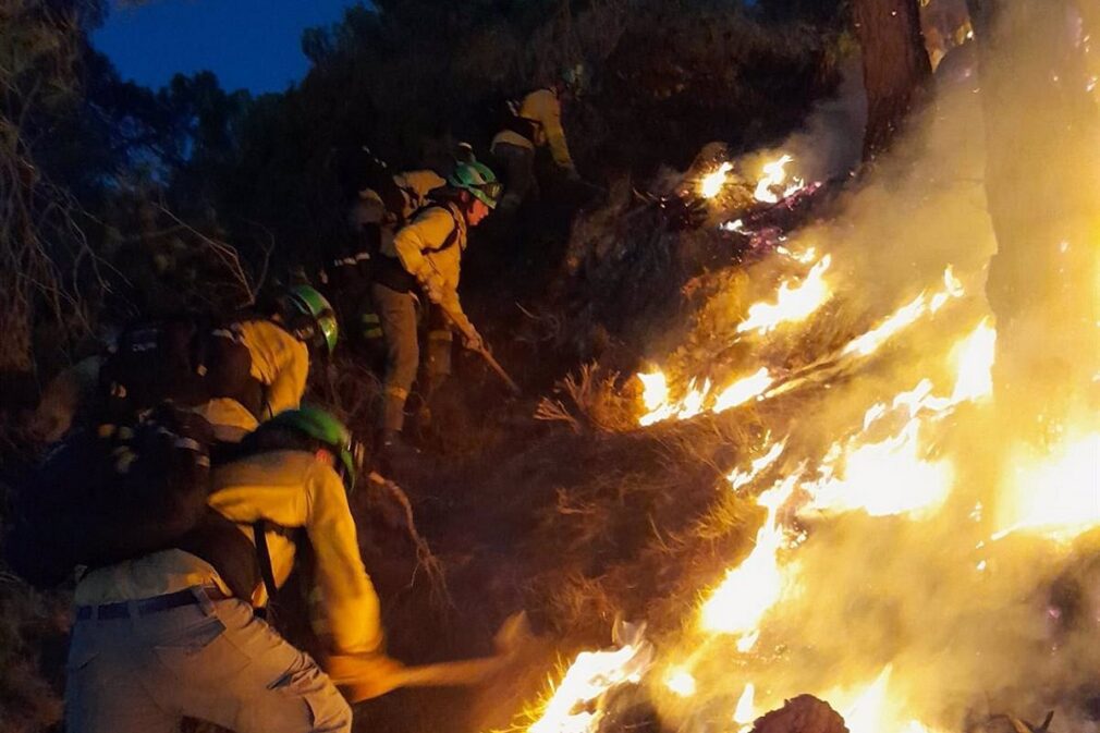 Granada.-Incendios.-Condiciones meteorológicas permiten avanzar en las labores extinción del incendio de Los Guájares