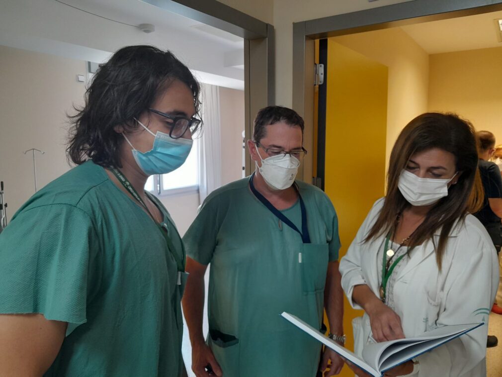 El jefe de servicio, Alberto Galdón, en el centro, junto a dos especialistas