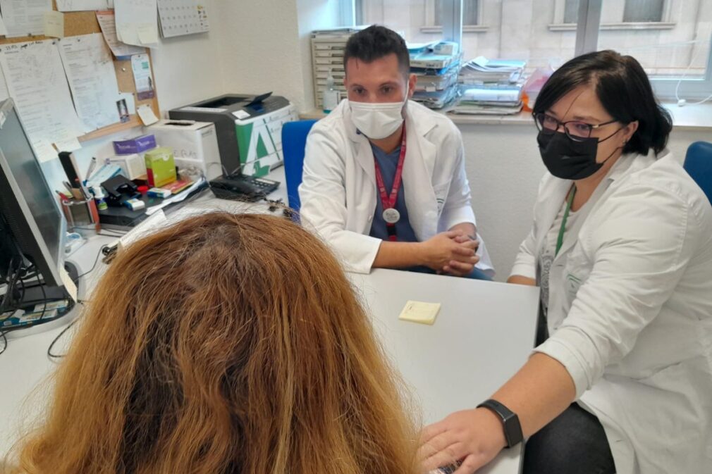 El jefe de servicio, José Manuel Puerta, y la psicóloga Soledad De Linares atienden a una paciente en consulta-leucemia-hospital-virgen-nieves