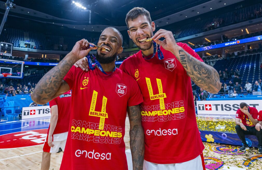 Willy Hernángomez y Lorenzo Brown celebran el Eurobasket 2022.