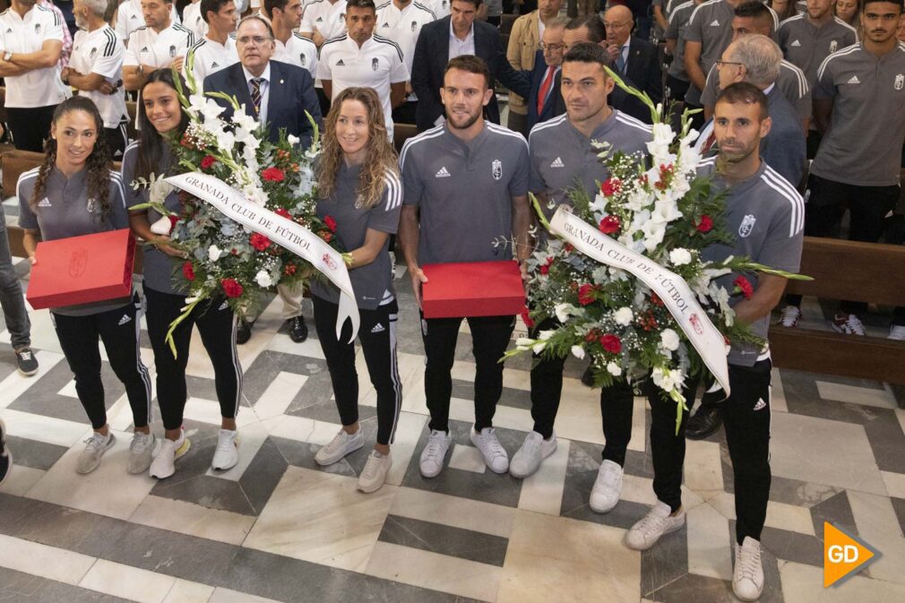 Ofrenda floral del Granada CF a la Virgen de las Angustias