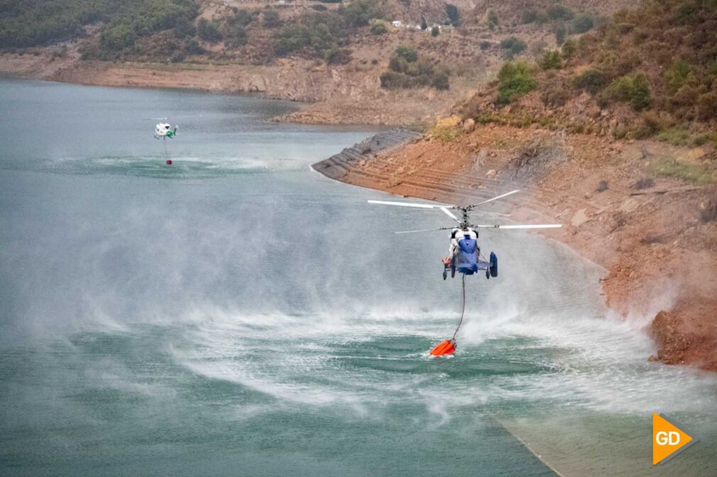 INCENDIO VALLE LECRIN INFOCA PUESTO AVANZADO FUEGO SEQUIA BOMBEROS - Javi Gea-8 Helicóptero del Plan Infoca