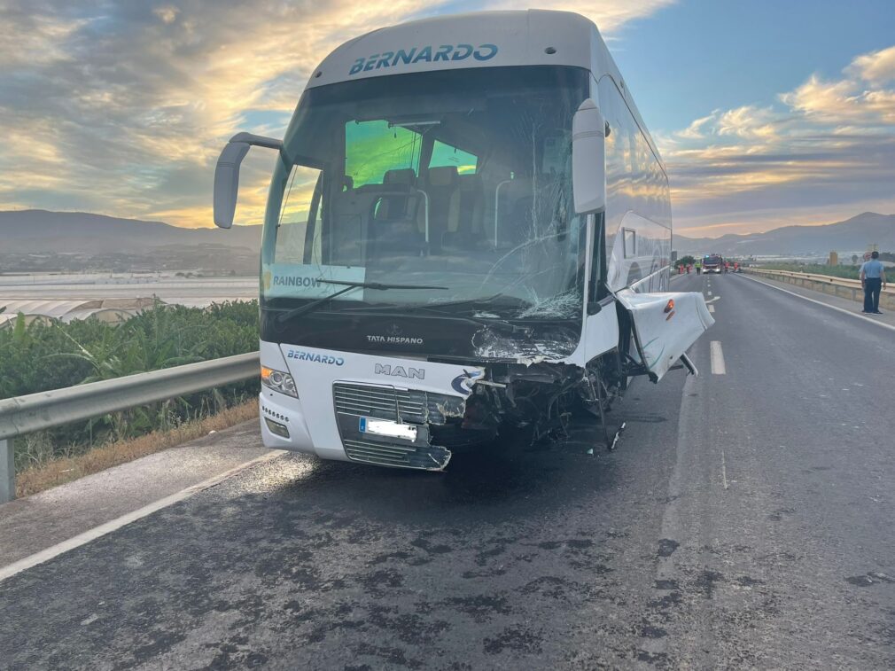 Accidente en la N-340 Motril entre un autobús y un turismo   2