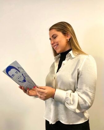 Mariola Reque posa con su primer libro, 'La desaparición de Paco Molina' | Foto: GD