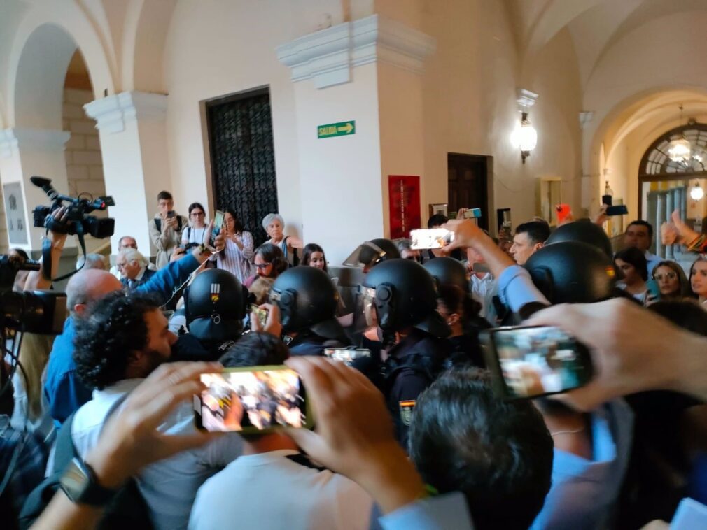 Granada.- Intentan impedir con un 'escrache' una conferencia de Macarena Olona en la UGR