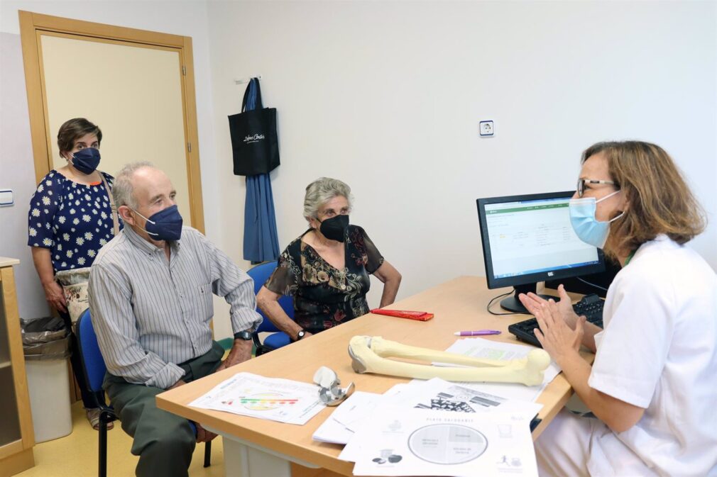 Granada.- El Virgen de las Nieves asesora sobre hábitos saludables a pacientes que requieren una prótesis de rodilla