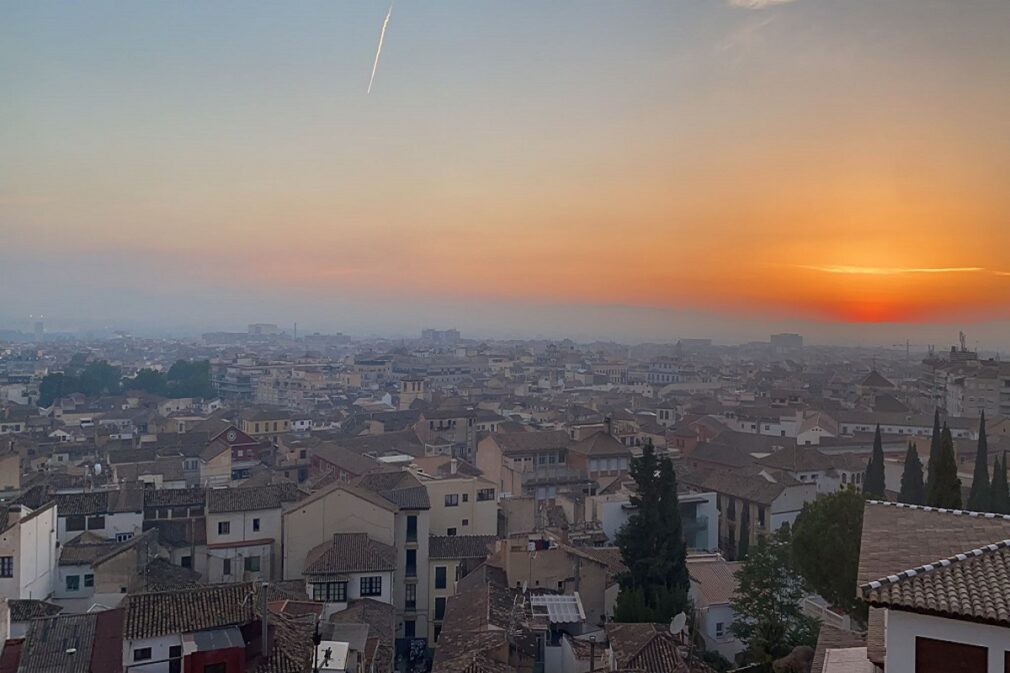 granada cubierta de humo por incendio en los guajares