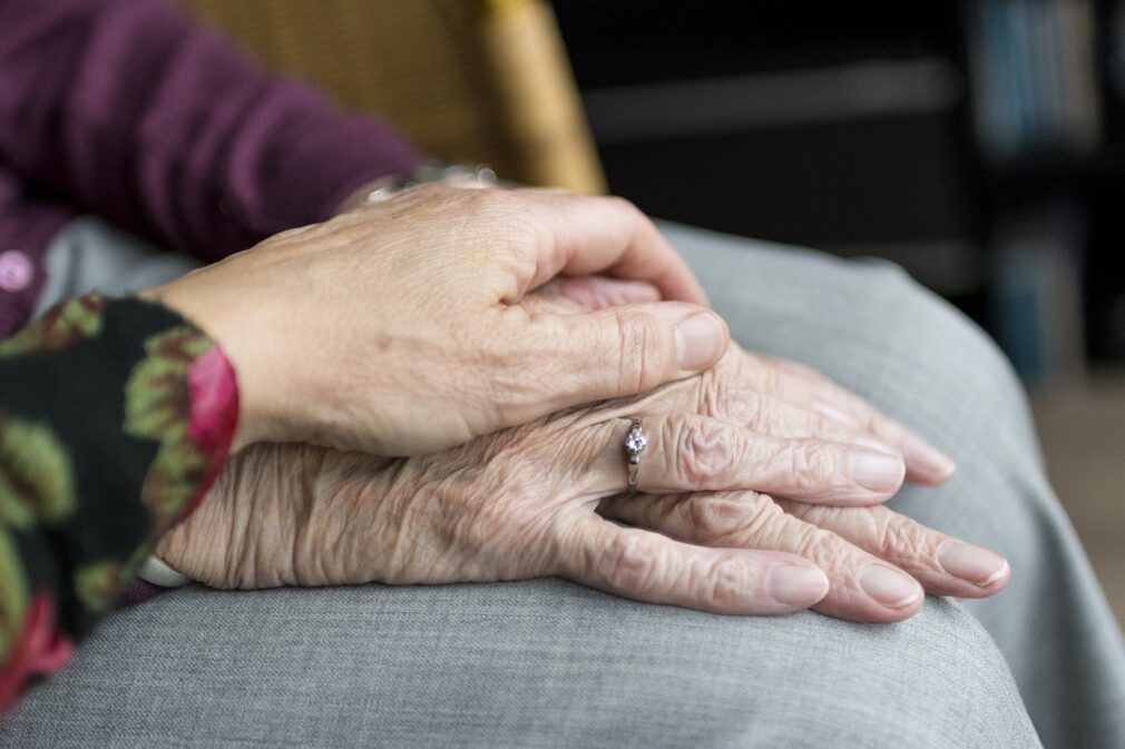 manos viejo anciano vejez mayor alzheimer