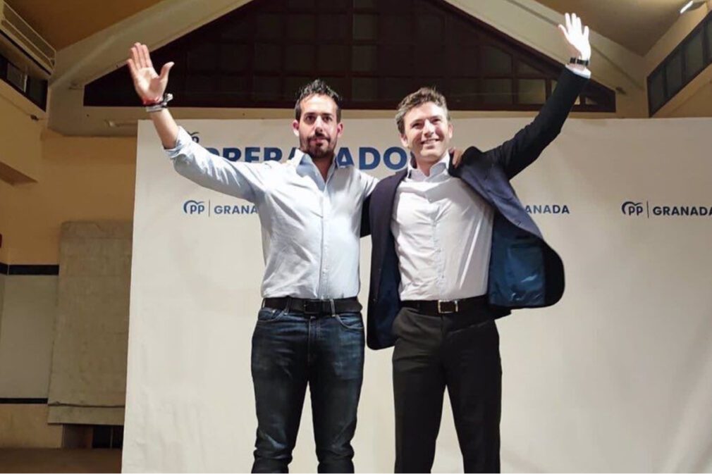 Antonio Rodríguez Padial, candidato a la Alcaldía de Dúrcal por el PP, junto al secretario general del Partido Popular de Granada, Jorge Saavedra