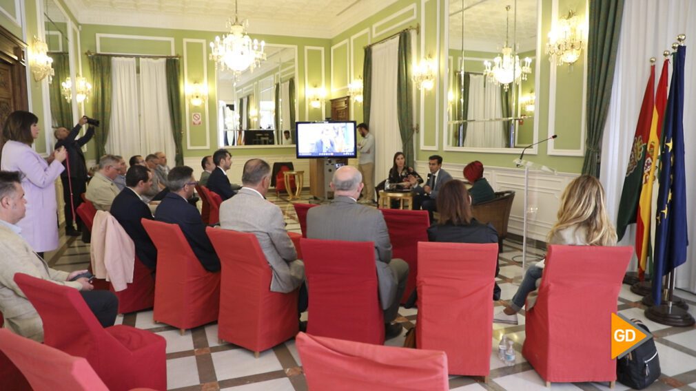 El Ayuntamiento impulsa una mesa de debate sobre la tasa turística en Andalucía (8)