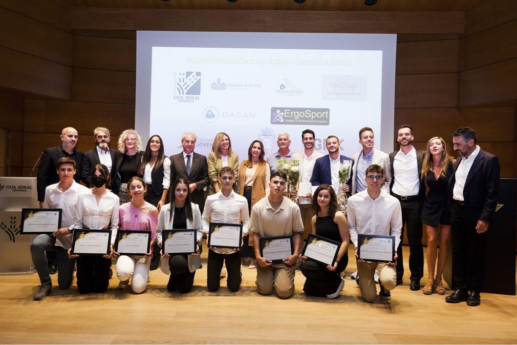 Foto de grupo de becados y premiados durante el acto.