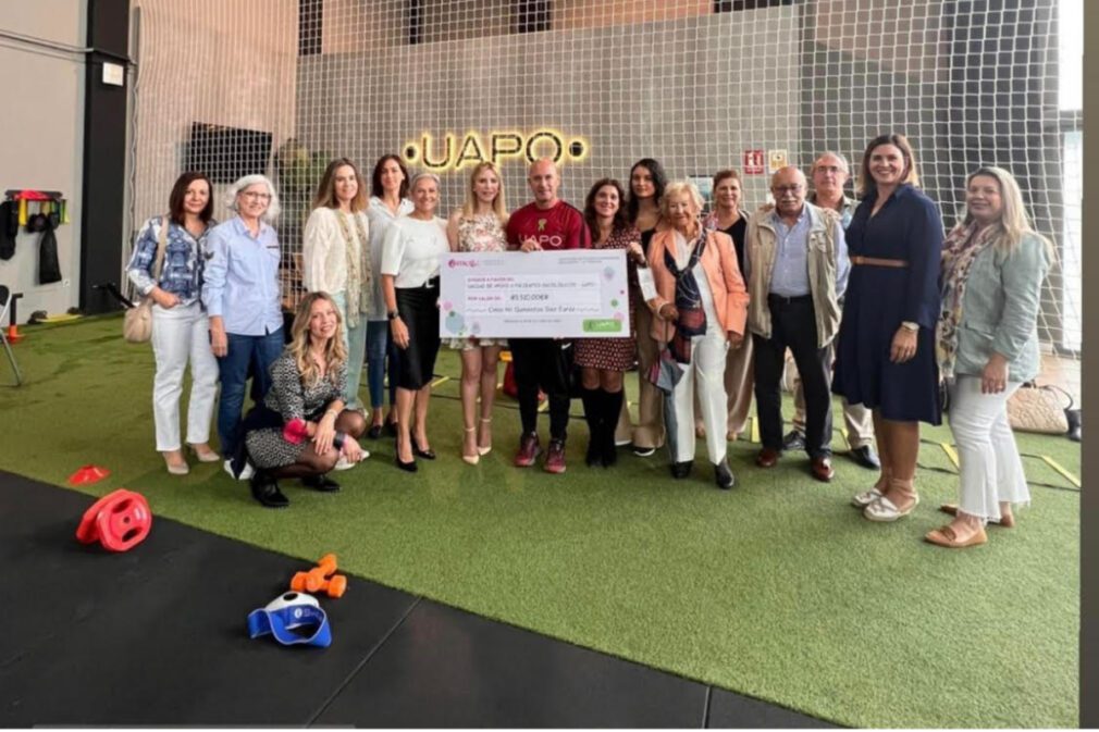 Las Asociación de Mujeres Empresarias Granadinas y Autónomas entrega un cheque con 5.510 euros a UAPO