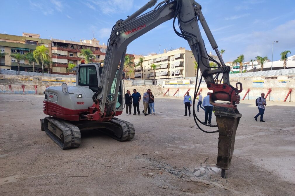 PRIMERA MAQUINA RETIRA LA LOSA ANTIGUO MERCADO ALMUÑECAR (1)