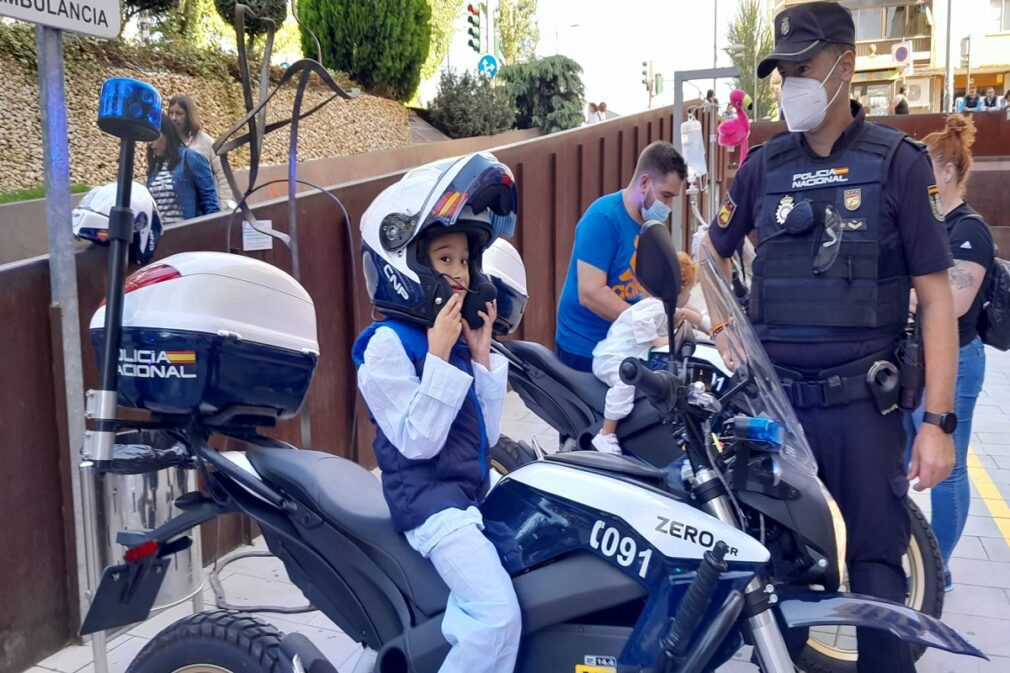 Un peque se monta en la moto policial