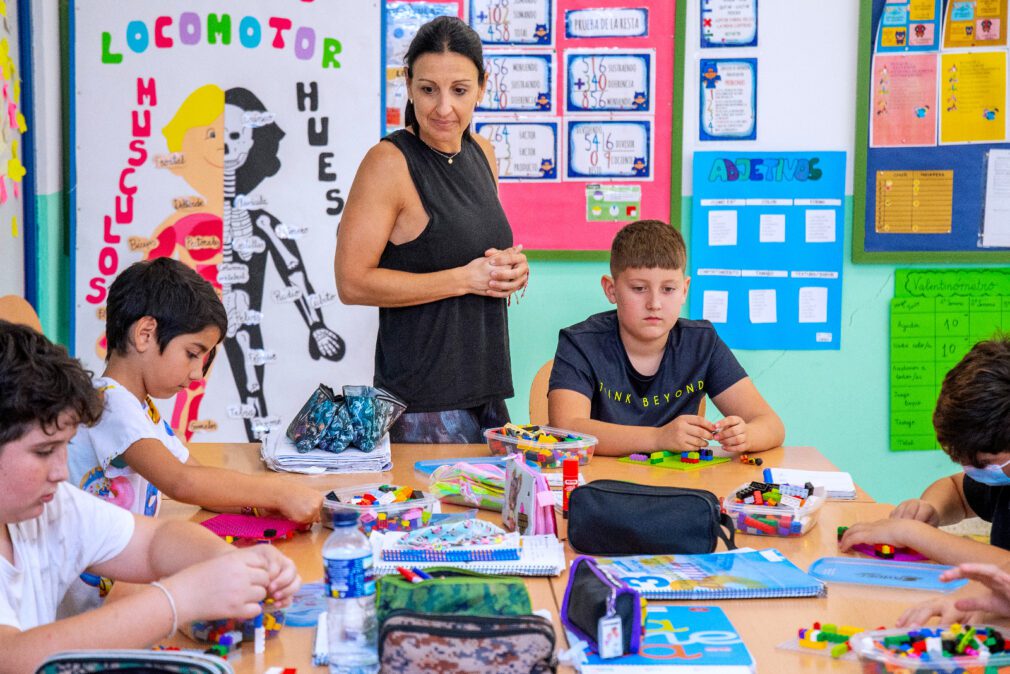 Aula escolar estudiantes colegio