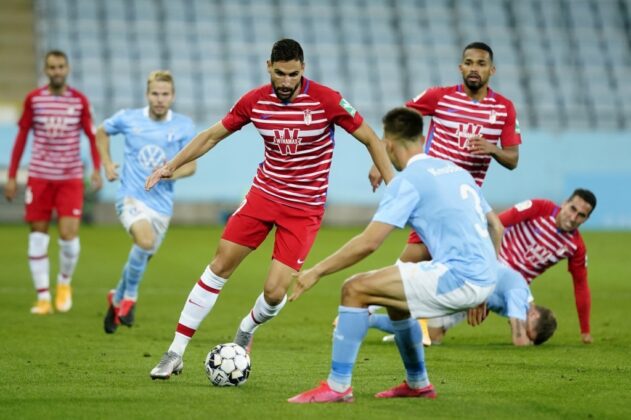 Puertas regatea a un jugador durante el encuentro en Malmö, donde marcó su único gol en Europa League | Foto: Granada CF