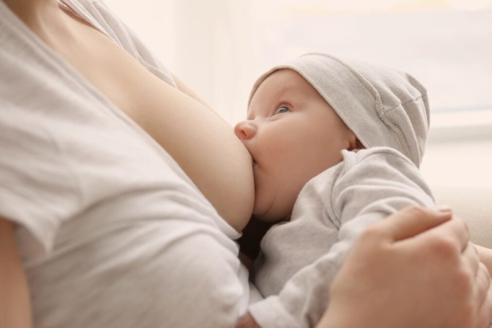 bebe-mama-leche-madre-hijo-universidad-granada-ugr