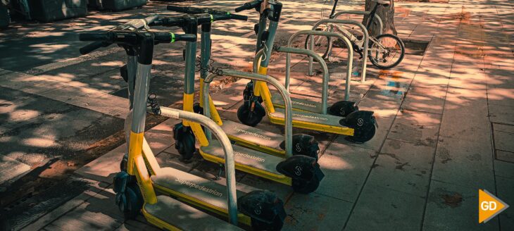 Varios patinetes eléctricos aparcados en un punto de estacionamiento | Foto: David García