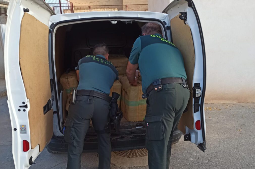 guardia-civil-furgoneta-400-kilos-hachis-baza