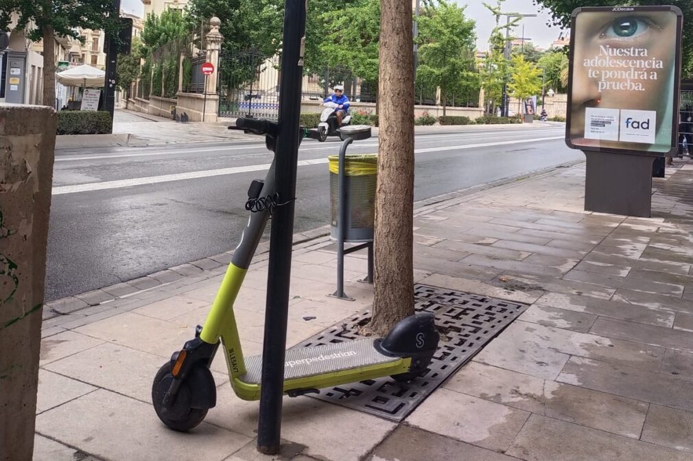 patinete-electrico-mal-estacionado-granada