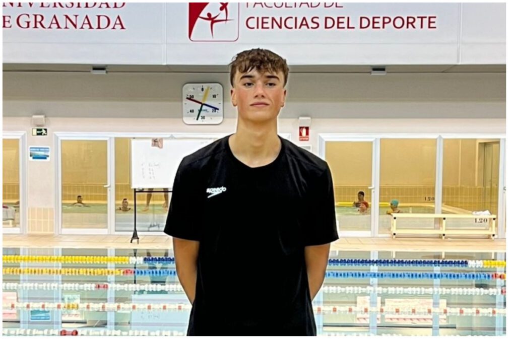 Carlos Garach en la piscina de la Facultad de Ciencias del Deporte de la Universidad de Granada