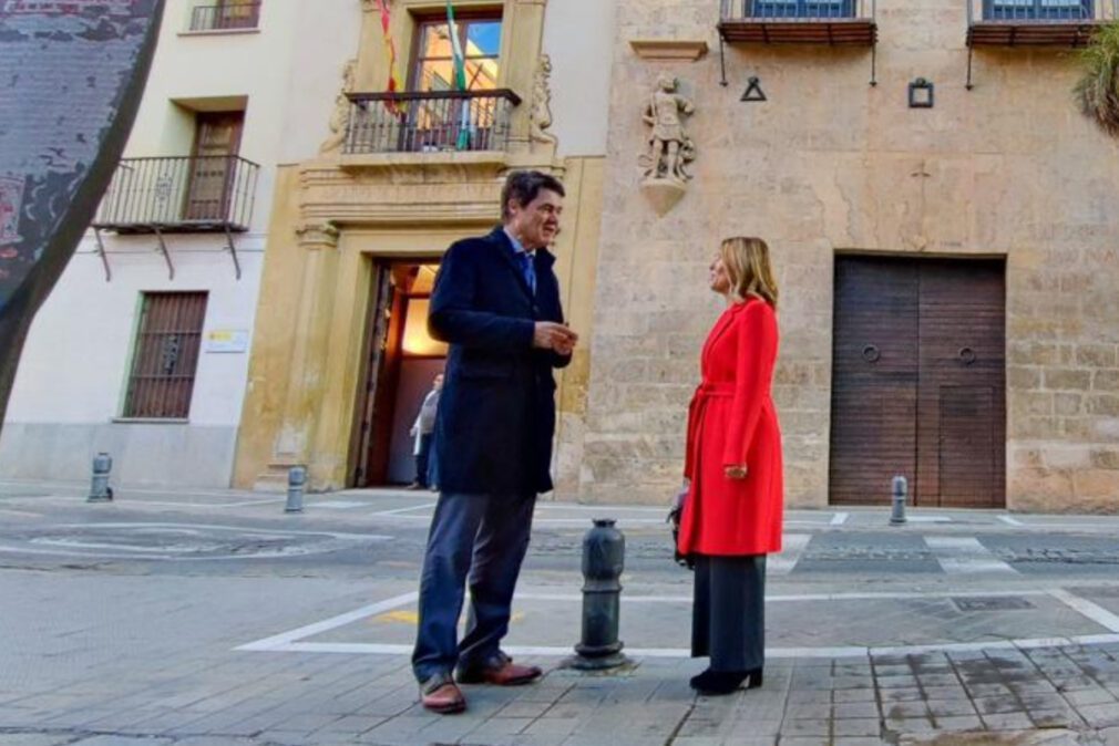 Carlos Rojas y Eva Martín, frente al Museo Casa de los Tiros de Granada