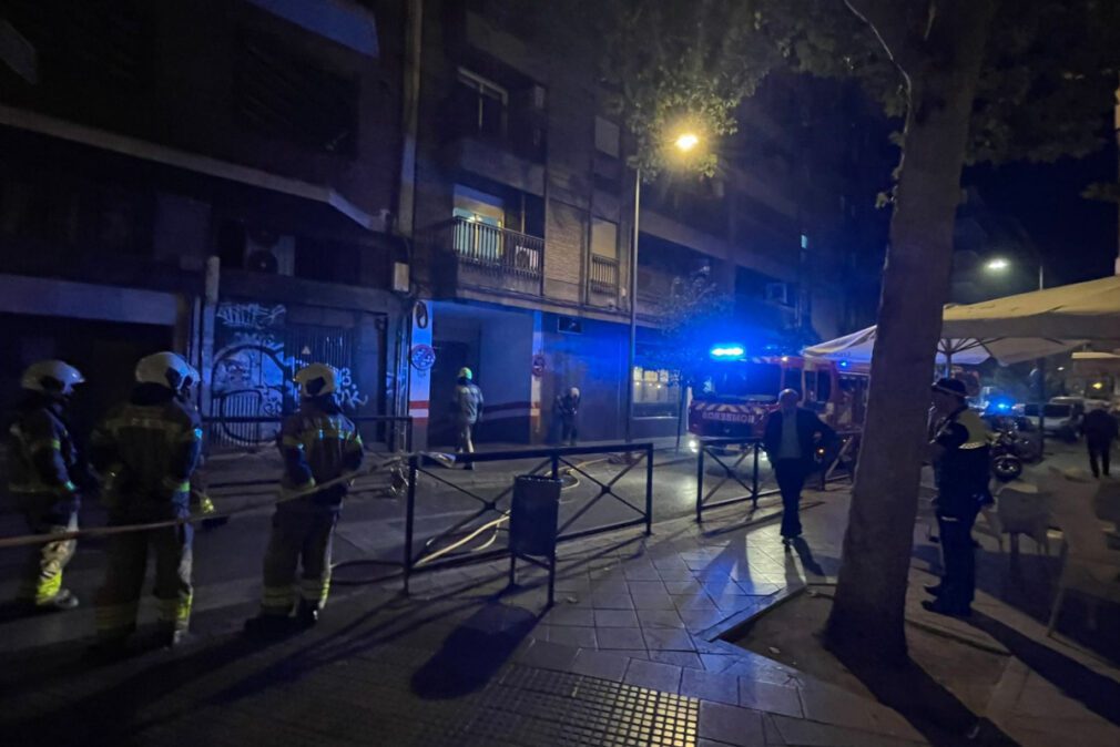 Incendio coche parking bomberos