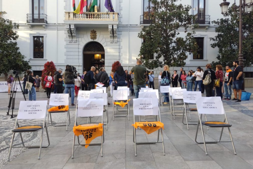 servicios sociales protesta concentración Ayuntamiento Granada