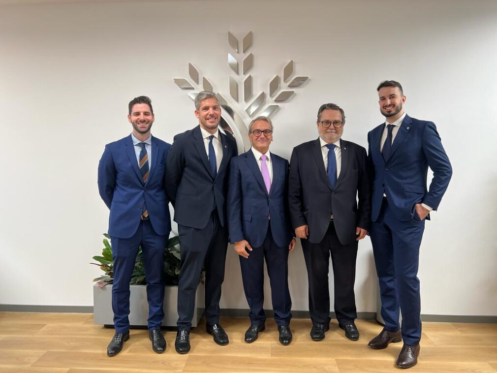 El Presidente de Caja Rural Granada, Antonio León y el Director General, Jerónimo Luque, con el equipo de Cádiz.