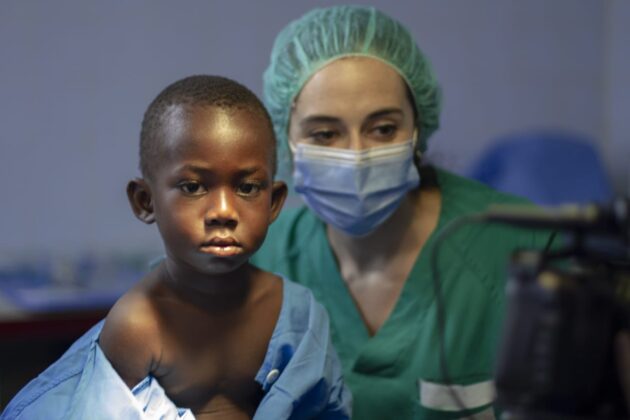 En primer plano, uno de los niños operados | Foto: Remitida