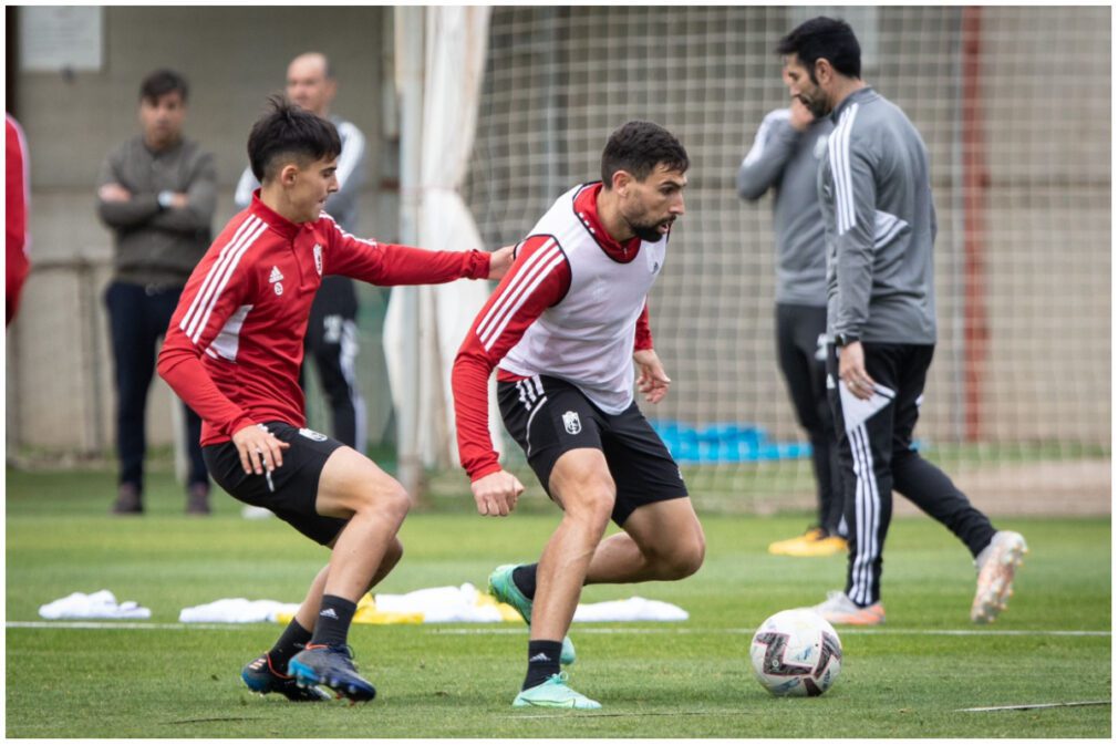 Puertas intenta mantener el balón ante la presión de Amaro durante el entrenamiento de este martes. | Foto: Antonio L. Suárez