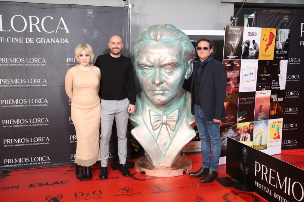 José Luis Rojas, en el centro, junto a la actriz Dunia Rodríguez y el productor de El efecto Darma