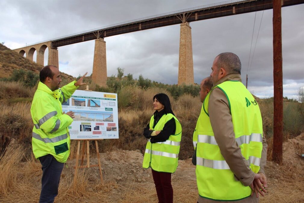 La subdelegada del Gobierno en Granada, Inmaculada López Calahorro, en las obras del puente metálico sobre el arroyo Anchurón en Fonelas