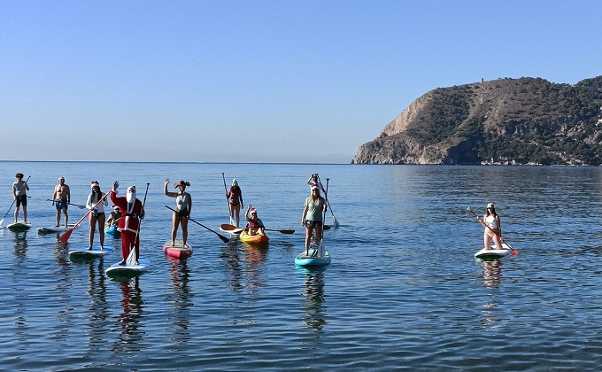 PAPA NOEL LLEGO EN PADDLE SURF A LA HERRADAURA