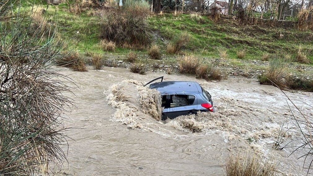 Granada.- Sucesos.- Trasladado al hospital tras ser arrastrado su coche 200 metros en el río Dílar en Ogíjares