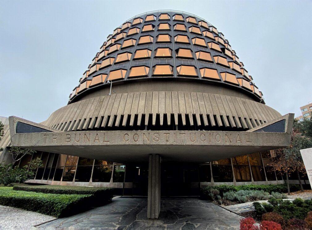 Fachada y entrada al edificio del Tribunal Constitucional