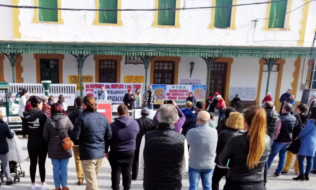 Granada.-Diferentes colectivos y personalidades reivindican la vuelta del tren en Baza en un acto en la antigua estación