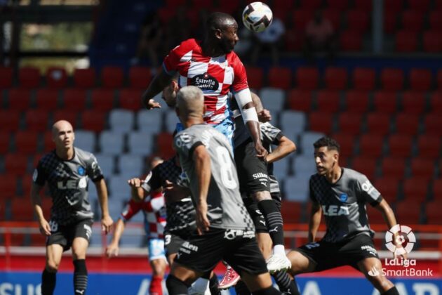 Neyder Lozano remata de cabeza durante un encuentro con el Lugo | Foto: LaLiga