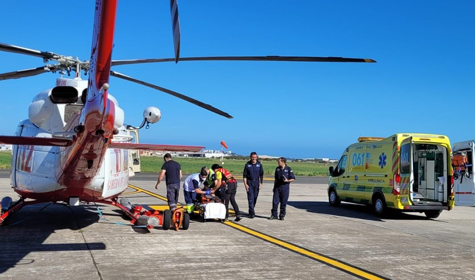 El helicóptero y la ambulancia del 061 en el aeropuerto tras el rescate a una mujer en Noja