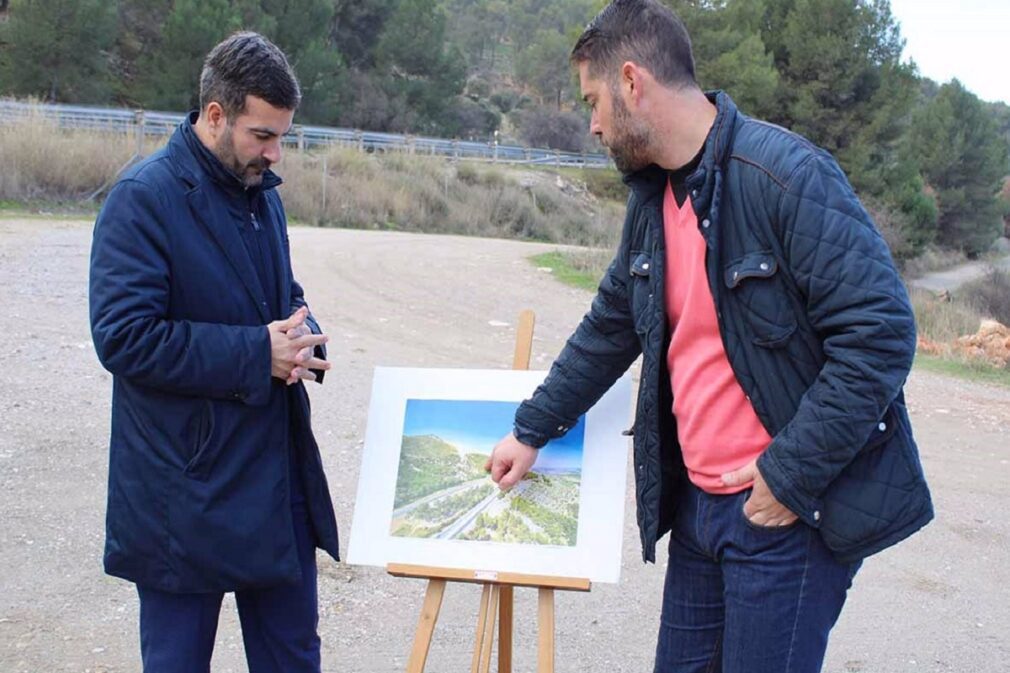 Alcalde de Loja, Joaquín Camacho, y teniente de alcalde enseñan la infografía sobre el terreno, paraje de Los Pinos