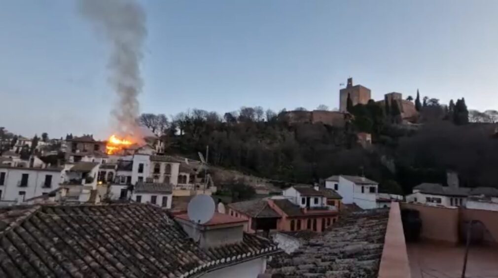 Arde una casa abandonada en plena Cuesta de Gomérez del Albayzín, a los pies de la Alhambra