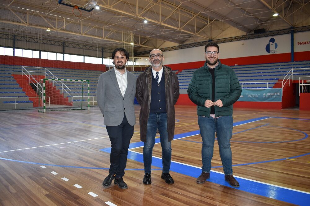 Borja Ortega junto a Salustiano Ureña y Juan José Martínez en el pabellón municipal de Deportes de Albolote