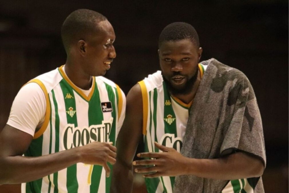 El senegalés Youssoue Ndoye (derecha) junto a su compatriota Petit Niang durante la etapa de ambos en el Real Betis