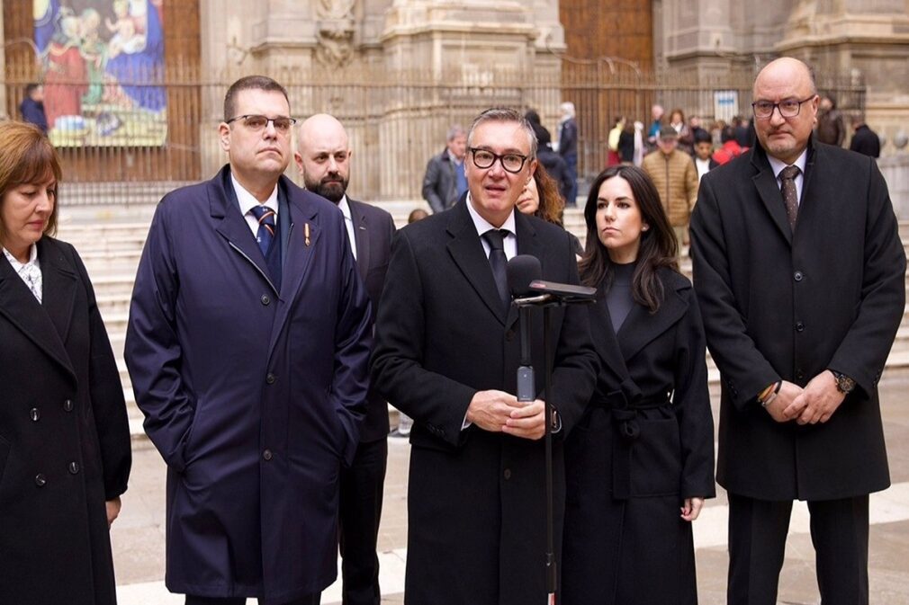 El portavoz parlamentario de Vox en Andalucía, Manuel Gavira, atiende a los medios al asistir a los actos conmemorativos de la Toma de Granada.