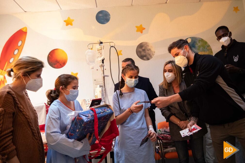 FOTOS VISITA DE MARIFRAN CARRAZO Y EL CB GRANADA AL HOSPITAL MATERNO (7)