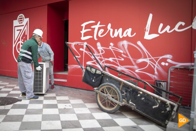 Obras en la nueva tienda del Granada en en centro de la ciudad | Foto: Antonio L. Juárez