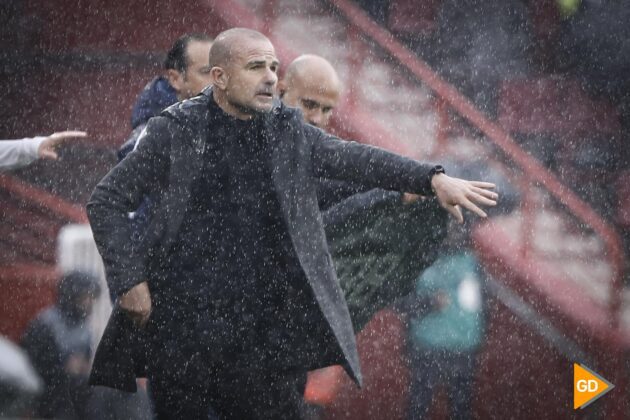 Paco López da instrucciones a sus jugadores bajo la lluvia durante el partido entre el Granada CF y el Cartagena | Foto: Antonio L. Juárez