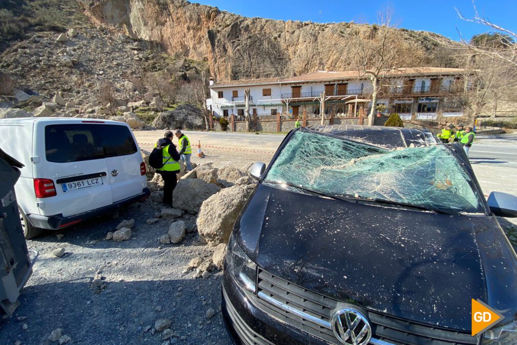 Foto Antonio L Juarez - accidente desprendimiento ladera carretera de la sierra - vehiculo