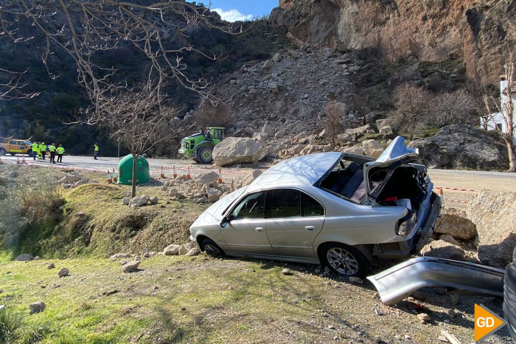 Foto Antonio L Juárez - accidente desprendimiento rocas carretera de la sierra copia