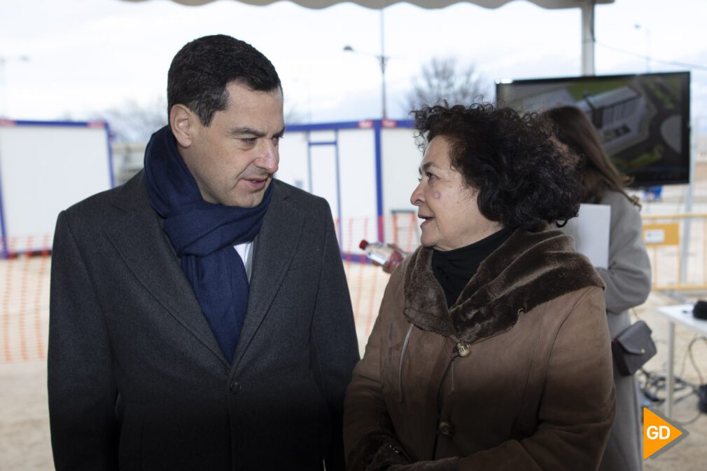 el presidente de la Junta de Andalucía, Juanma Moreno, coloca la primera piedra del edificio de investigación UGR-Dones con la asistencia, entre otras autoridades, de la rectora de la Universidad de Granada, Pilar Aranda Ramírez, y el alcalde, Antonio